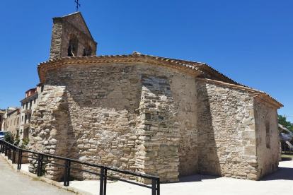 L'església segarrenca de Sant Pere dels Arquells, amb l'entorn acabat d'endreçar
