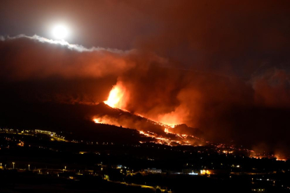 El volcà que va sorgir diumenge a La Palma compta des d'aquesta nit amb una nova boca eruptiva als voltants del poble de Tacande, a El Paso, el que ha obligat a ampliar les evacuacions.