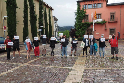 Decenas de personas rechazaron la condena en la plaza de la Paeria y también hubo concentraciones en La Seu d’Urgell y otras localidades.