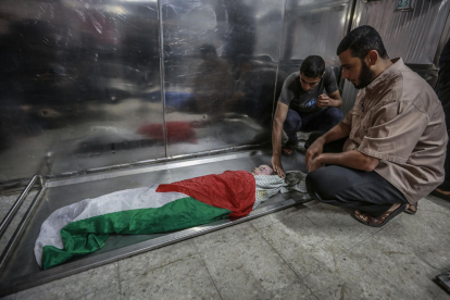 Civiles israelíes apoyan a los soldados estacionados en la frontera de Gaza, cerca de Sderot. 