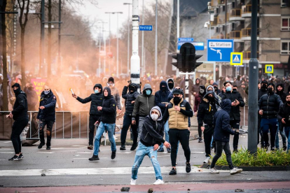 Tercera nit de violència als Països Baixos contra el toc de queda