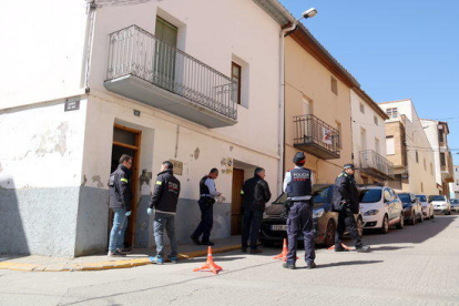 Els Mossos i policia local, davant de la casa d'Alcarràs on van detenir els acusats de tràfic de drogues.