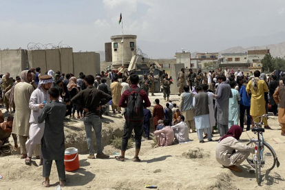 Imatge de la situació a l’exterior de l’aeroport de Kabul.