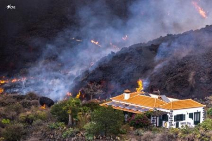 Una casa se salva in extremis de ser destrossada per la lava del volcà de La Palma.