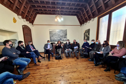 La consellera de la Presidència, Laura Vilagrà, reunida amb els alcaldes del Pallars Sobirà, a Tírvia.