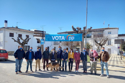 Los miembros de la mesa electoral de Tiurana, con EPIs en el horario de voto para contagiados.