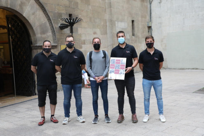 Responsables dels Castellers de Lleida i el regidor Ignasi Amor, durant la presentació de la Diada.