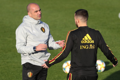 Robert Martínez conversa con su jugador Eden Hazard durante un entrenamiento con Bélgica.