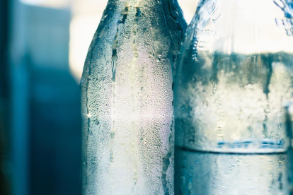 Què li passa al nostre cos quan bevem massa aigua?