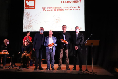 El alcalde, Miquel Pueyo, y el presidente de la Diputación, Joan Talarn, ayer flanqueando a los ganadores del Vallverdú y el Màrius Torres.