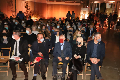 El alcalde, Miquel Pueyo, y el presidente de la Diputación, Joan Talarn, ayer flanqueando a los ganadores del Vallverdú y el Màrius Torres.