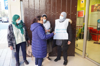 Voluntàries informant ahir la ciutadania a Balaguer.