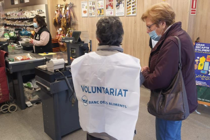 Voluntàries informant ahir la ciutadania a Balaguer.