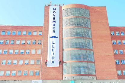 Médicos, enfermeros y usuarios del hospital salieron a la calle para observar la pancarta.