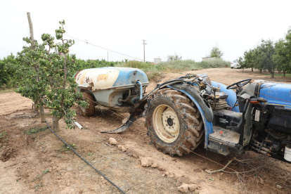 Imagen del tractor tras el accidente laboral que se produjo ayer por la mañana en Soses.