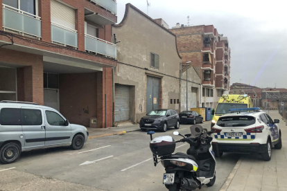 Dos patrulles de la policia i una ambulància del SEM, al lloc