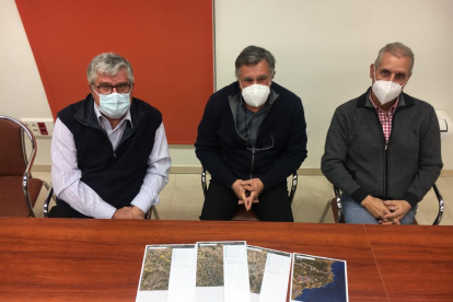 Josep Maria Jové, Javier Pelegrí y Joan Sabaté ayer en la sede del Segrià Sud en Maials.
