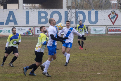 Un jugador del Ponts controla la pilota davant un futbolista de la Fuliola.