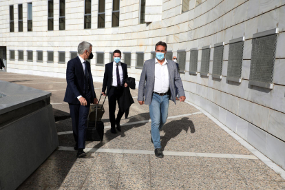 El alcalde de Almacelles, Josep Ibarz (derecha), entrando ayer en los juzgados de Lleida.