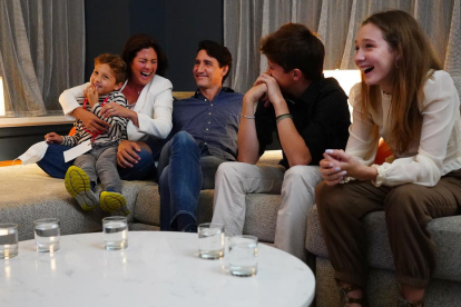 Trudeau siguiendo los resultado electorales junto a su familia.