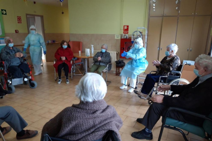 Actividades de grupo con los ancianos en la residencia de ancianos de Solsona.