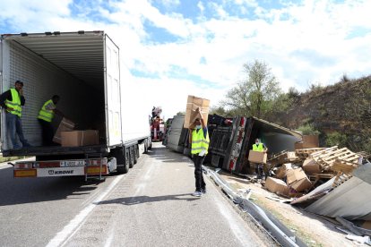 Vuelca un camión cargado con ropa en la autopista en Vinaixa