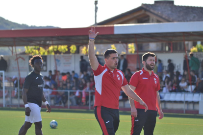 Pau Prior Martínez, a la foto donant una instrucció, quan entrenava l’Artesa de Segre.