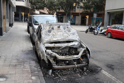 El incendio en contenedores en la calle Riu Ter acabó calcinando un vehículo.