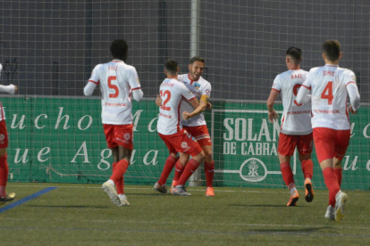 Jugadors del Lleida feliciten Marc Martínez al marcar el gol que va donar la victòria a l’equip.