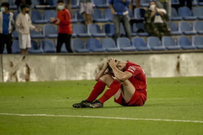 Els jugadors del Lleida van acabar desolats després de perdre a Alacant i consumar-se el descens.