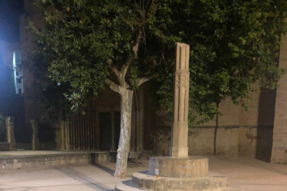 Un home s'enfila i tira a terra la creu medieval del monestir de Sant Cugat del Vallès