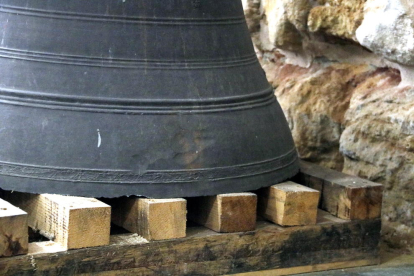 La campana Mònica, descolgada hace siete años y medio de la Seu Vella, espera en una sala ser restaurada