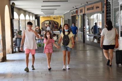 El carrer Major concentra nombrosos comerços de la Seu.