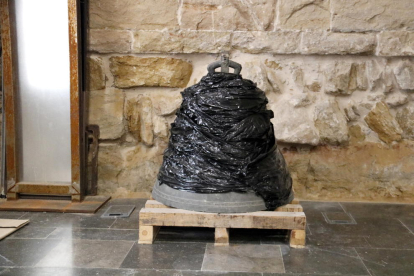 La campana Mònica, despenjada fa set anys i mig de la Seu Vella, espera en una sala ser restaurada