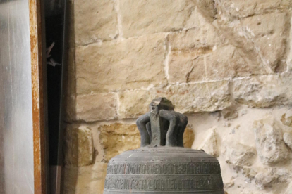 La campana Mònica, despenjada fa set anys i mig de la Seu Vella, espera en una sala ser restaurada