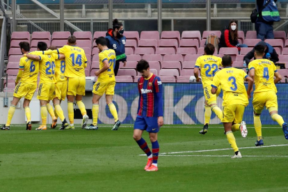 Los futbolistas del Cádiz celebran el gol de Álex Fernández, con el que sumaron un punto en el Camp Nou ante un Barça que no supo recortar diferencias respecto al Atlético.