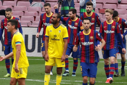 Los futbolistas del Cádiz celebran el gol de Álex Fernández, con el que sumaron un punto en el Camp Nou ante un Barça que no supo recortar diferencias respecto al Atlético.