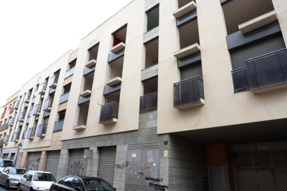 Aquest bloc de pisos nous de Sant Martí, a Lleida, que estava acabat però ha estat saquejat, es ven per 2,1 milions.