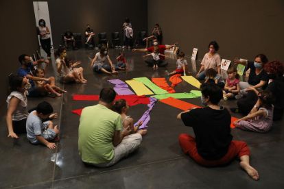 Un dels tallers artístics per a famílies amb petits, ahir al Museu de Lleida.