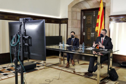 El conseller d'Acció Exterior, Bernat Solé, participant de la reunió telemàtica de la taula de partits amb el president del Parlament, Roger Torrent.