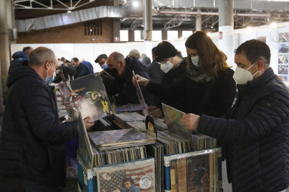 Visitants ahir en el primer dia de la triple mostra amb peces de col·leccionisme, material musical de tot tipus i vehicles clàssics.