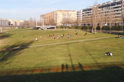 Ajenos a cualquier restricción, numerosos jóvenes jugaban ayer a fútbol en la canalización del Segre.