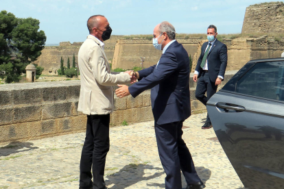 Plano entero del alcalde de Lleida, Miquel Pueyo, saludando al ministro de Justicia, Juan Carlos Campo