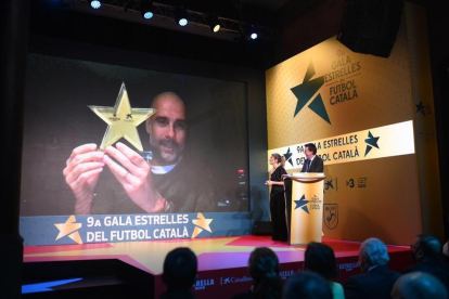 Gala de las estrrellas  -  La Federació Catalana entregó ayer los premios a los mejores de 2021, una gala en la que destacaron Alexia Putellas y Gerard Moreno, designados mejores futbolistas catalanes, y Pep Guardiola, elegido mejor entrenador. P ...