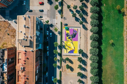 Vista cenital de la pista remodelada con el mural dedicado a Kobe Bryant en Balaguer.
