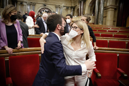 Aragonés recibe la felicitación de Artadi, dirigente de Junts, tras una investidura fruto de dos meses de negociación entre los dos partidos.