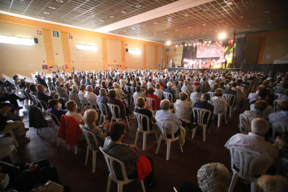 Els més petits van poder disfrutar d’un espectacle de circ al centre.