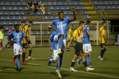 Alpha celebra el gol que suposava llavors el 0-2 per al Lleida Esportiu.