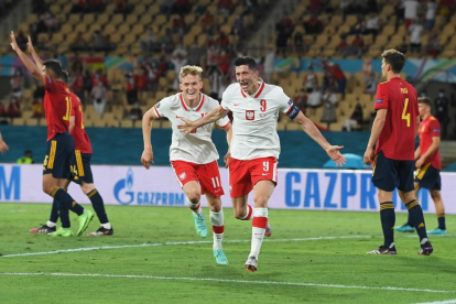 Robert Lewandowski celebra el gol de Polònia, que significava l’empat amb Espanya.