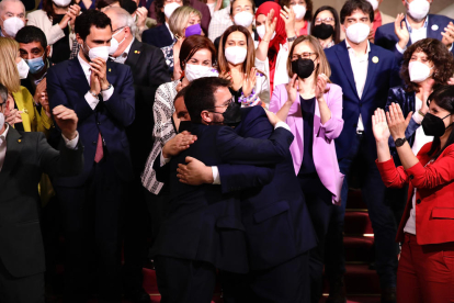 Aragonès y Junqueras se abrazan y reciben los aplausos de los diputados de ERC en el Parlament.